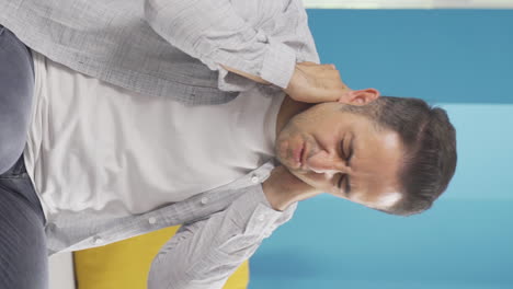 Vertical-video-of-Man-with-neck-pain.